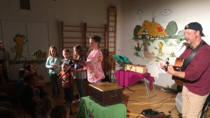 Beim Oma-Opa-Tag des Marien-Kindergartens sind Enkel und Großeltern hellauf begeistert vom Mitmachkonzert des Theaters Lanzelot. Davon animiert singen und musizieren Jung und Alt nach Herzenslust.	Bild: u