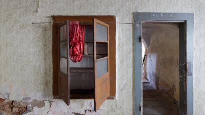 Ein uralter Einbauschrank (links). Der riesige Tontopf in dem sich Kalkwasser gesammelt hat stammt aus der Barockzeit (Mitte). Eine Deckenlampe aus den 1950er oder 1960er Jahren (rechts).