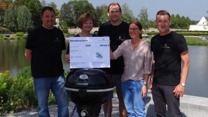 Die Verantwortlichen in der Palliativpflege freuen sich über jeden Cent. Von den "Stiftlandgrillern" gibt es 400 Euro, die Sieglinde Meisl (Zweite von links) und Margarete Pickert vom SAPV dankbar annehmen.	Bild: exb