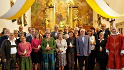 Zahlreiche Ehejubilare aus der Pfarreiengemeinschaft feiern einen gemeinsamen Dankgottesdienst in Störnstein.	Bild: arw