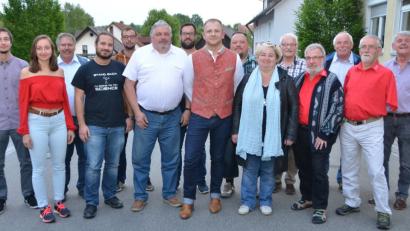 Markus Kick aus Unterlind (Achter von rechts) verbreitet Aufbruchsstimmung im SPD-Ortsverein Vohenstrauß. Zusammen mit Gabriele Eichl (Sechste von rechts) und Heinrich Rewitzer (Sechster von links) als Stellvertreter startet er kämpferisch.	Bild: dob