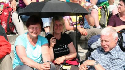 Drei Wallfahrtsteilnehmer von der "Anäid" und von Neumühle ruhen sich nach 111 Kilometern auf den Stufen der Basilika Sankt Anna aus.	Bild: fpoz