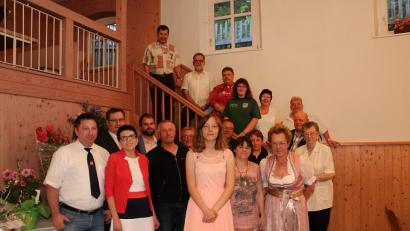 15 Friedenfelser Vereine sind in der Gaststätte "Goldener Engel" beheimatet. Zum 65. Geburtstag ihrer Wirtin Carola Mitlmeier (vorne rechts) überbrachten die Vereinsvertreter, Glückwünsche und Geschenke. Mit im Bild Tochter Nadine und Enkelin Gina (vorne, Zweite und Dritte von rechts).	Bild: bsc