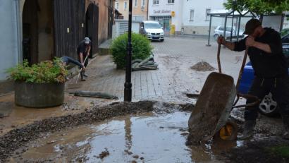 Sofort nach dem Starkregen begannen die Anwohner mit den Aufräumarbeiten und dem Saubermachen. 	Bild: jr