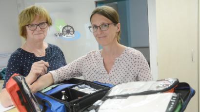 Doktor Margarethe Pickert (rechts) und Pflegefachkraft Sieglinde Meisl packen den Pflege-Rucksack - gleich geht es los zum ersten Patienten.  	Bild: gsb