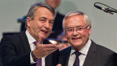 Der damalige DFB-Präsident Wolfgang Niersbach (links) überreicht dem damaligen Fußballfunktionär Horst R. Schmidt die Ehrenmitgliedschaft im DFB. In der Affäre um die Fußball-WM 2006 hat die Staatsanwaltschaft Frankfurt die drei früheren DFB-Funktionäre Zwanziger, Niersbach und Schmidt wegen Steuerhinterziehung angeklagt.  	Bild: Daniel Karmann/dpa