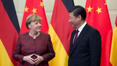 Bereits 2015 wurde Angela Merkel von Xi Jinping in Peking begrüßt. Nun ist die Kanzlerin erneut in China.  	Archivbild: Soeren Stache/dpa