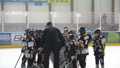 Bild: Brückmann
Teambesprechung bei der U10 vor einem Turnier im Dezember in der Amberger Eishalle: Der ERSC-Nachwuchs ist stark im Kommen.