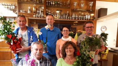 Bild: Neumann, Jochen [NJN]
Damenleiterin Christa Reindl (hintere Reihe zweite von rechts) mit den Gewinnern des Muttertagsschießens. Mit auf dem Bild die Erstplatzierte Erika Hirsch (sitzend rechts).