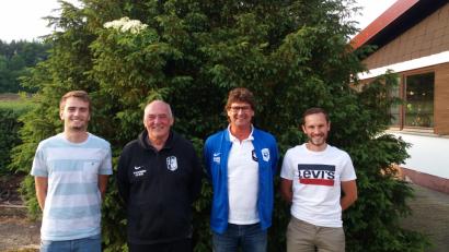 Bild: FFZ
Bild v. li.: Zum Abschied &uuml;berreichten Spielf&uuml;hrer Michael Pfleger, 1. Vorstand Josef Sirtl und Abteilungsleiter Christoph Ackermann dem scheidenden Trainer (2. v. re.) Pr&auml;sente in Form von Gutscheinen.