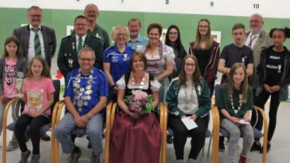 Bild: att
Sitzend von links: Bambinikönigin Zoe Peraus, Schützenkönig Karlheinz Hein, Gauliesl Cornelia Glaser, Jugendkönigin Jasmin Stengl und Schülerkönigin Sandra Schraml. Jeweils dahinter die Ritter der Könige. Dritter Gauschützenmeister Norbert Lippert (hinten links) gratulierte dem „Königreich“.