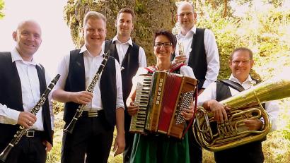 Bild: ame
Die Alfelder Musikanten spielen zum Maitanz auf.