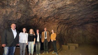 Bild: Steinbacher, Wolfgang [WSB]
Im Bräukeller sollen die Fledermäuse wohnen. Armin Friedrich, Huberta Bock (beide Amt für ländliche Entwicklung), Nina Forster (Projektleitung), Bürgermeister Franz Mädler und Jacqueline Langhorst (Internationale Jugendgemeinschaftsdienste) sind voller Vorfreude auf das Workcamp in den Sommerferien, bei denen Jugendliche aus aller Welt eine Brutstätte für Fledermäuse sanieren.