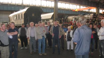 Bild: exb
Die Neualbenreuther Reservisten in der großen Werkhalle in Meiningen. Artur Kursawe (links) hatte den Ausflug initiiert.