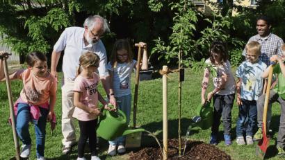 Bild: Rohrwild, Herbert [OHR] (herbert-rohrwild@t-online.de)
Der Gartenbau – und Verschönerungsverein spendete zur Erinnerung an die Erstkommunion 2018 ein Apfelbäumchen. Pfarrer Heinrich Rosner (mit Gießkanne) „taufte“ mit den Drittklässlern im Beisein von Vorsitzendem Hubert Obermeier und Pfarrvikar Joseph Kokkoth (von rechts) den jungen Spross auf den Namen „Gerlinde“.
