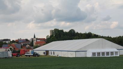 Bild: dl
Es ist angerichtet für die 800 Jahrfeier in Thanstein. Das Festzelt für 1500 Personen sowie der Vergnügungspark steht und das Heimatfest für Jung und Alt kann am Freitag starten.