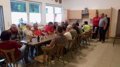 Bild: Neumann, Jochen [NJN] (jochen.neumann@erbendorf.de)
Bei der Meisterschaftsfeier fieberten die Mitglieder des Fanclubs in der Sportklause beim Pokalendspiel mit.