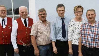 Bild: seb
Gratulationscour zum 70. Geburtstag (von links): Stefan Ott (Verwaltung Wasserzweckverband), Ewald Großmann und Josef Lang (Trachtenverein Schnaittenbach), Vitus Bauer (Zweckverbandsvorsitzender), Reinhold Ott (Feuerwehr), Gunda und Jubilar Josef Werner sowie Bürgermeister Josef Reindl.