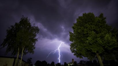 Bild: Rene Ruprecht/dpa
Seit Tagen gibt es immer wieder Unwetterwarnungen für die nördliche Oberpfalz. Gestern Abend waren 80 Feuerwehrkräfte in Konnersreuth im Dauereinsatz.