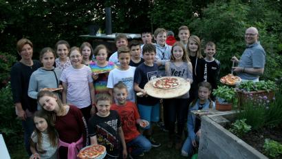 Bild: Robl, Werner [WRO] (werner@robl-media.de)
Angeführt von Gruppenleiterin Rebecca Müller (links) marschierten die künftigen Firmlinge am Abschlussabend nach Thann. Den dortigen Pizzaofen beheizte Karl Schreier (rechts).