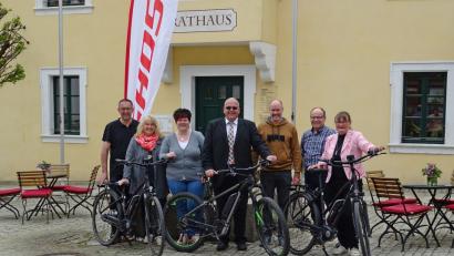 Bild: enz
Bei der Übergabe der Fahrräder (von links) Alfons Schnurrer, Brigitte Meyer und Nicole Rustler vom Fremdenverkehrsverein, Bürgermeister Klaus Meyer, Ghost-Areal-Sales Manager Christian Morgenroth, Jürgen Rath vom Sibyllenbad und die Leiterin der Gäste-Information, Ursula Stingl.