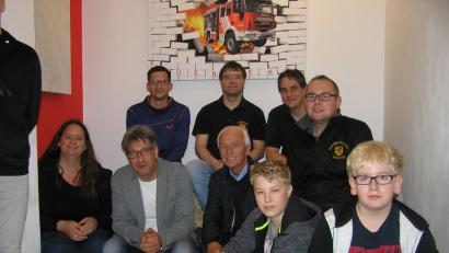 Bild: ÖT, Autor [ÖT] (G.Doetterl@t-online.de)
Zum Bild: (FFW Neusorg – Jugendraum) Aus Anlass der offiziellen Inbetriebnahme der beiden von den Stadtwerken Wunsiedel gespendeten Plattenheizkörper für die Jugendräume der FFW Neusorg trafen sich Jugendbeauftragte Alexandra Mark-Sischka (sitzend von links), Markus Hausmann, der Technische Leiter der Stadtwerke Wunsiedel, Bürgermeister Peter König und Jugendliche sowie Jugendwart Sebastian Schindler (hinten von links), FFW-Vorsitzender Alexander Veigl und die beiden Kommandanten Florian Heinl und Sven Hupas zu einer kleinen Feierstunde.