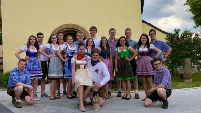 Bild: u
Elf fesche Kirwapaare tanzen am Sonntag auf dem Krickelsdorfer Dorfplatz den Kirwabaum aus. Gefeiert wird drei Tage vom Samstag bis zum Montag.