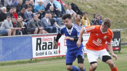 Bild: Hirsch (RHI), Rudolf [RHI] (RUDOLF.HIRSCH@T-ONLINE.DE)
Mit 2:1 besiegte der SV Schwarzofen im ersten Relegationsspiel zur Landesliga den ASV Veitsbronn-Siegelsdorf. Die Szene zeigt einen Zweikampf zwischen Christoph Gietl (SV, links) und Thomas Schilmeier (ASV, rechts).