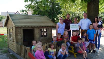 Bild: du
Der Elternbeirat spendet ein Holzspielhaus.