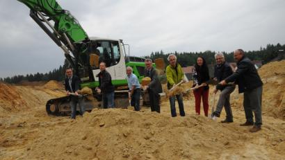 Bild: ge
Freude beim Spatenstich (von links): Armin Wolf (Stadtwerke), Gerd Maluche (Stadtbauamt), J&uuml;rgen Arbogast (Baufirma), B&uuml;rgermeister Michael G&ouml;th, Roland Greipel (Stadtbauamt), Stadtbaumeisterin Petra Sch&ouml;llhorn, Bauleiter Lothar Bedritzki und J&uuml;rgen Winter (Liegenschaftsverwaltung).