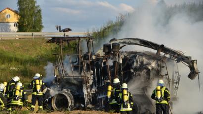 Bild: Elisabeth Dobmayer
Ein Feldhäcksler ist am Dienstagabend auf der B22 in Brand geraten.