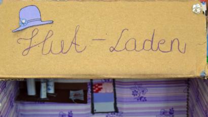 Bild: exb
Inspiriert von der Modeabteilung, gestalten die Fünftklässlerinnen ihr eigenes Museum im Schuhkarton.