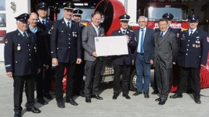 Bild: ksi
Einen Scheck in Höhe  von 25500 Euro überreichte Geschäftsführer René Guhl an die Feuerwehr-Führung.
