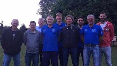 Bild: du
Eitel Sonnenschein herrschte unter Spielern, Trainern und Führungskräften der SpVgg Schirmitz bei der Saisonabschlussfeier über die gute Platzierung der „Ersten“ in der Bezirksliga Nord.