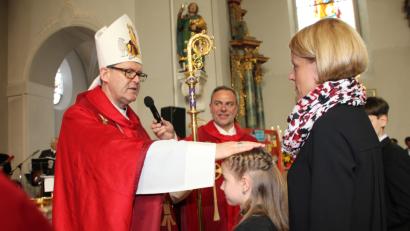 Bild: ads
90 junge Christen aus den Pfarreiengemeinschaften Schnaittenbach/Kemnath am Buchberg und aus Hirschau/Ehenfeld sowie aus den Pfarreien Wutschdorf und Lintach firmt Weihbischof Josef Graf (links) in der Pfarrkirche St. Vitus in Schnaittenbach. Mit dabei Pfarrer Josef Irlbacher (Mitte).