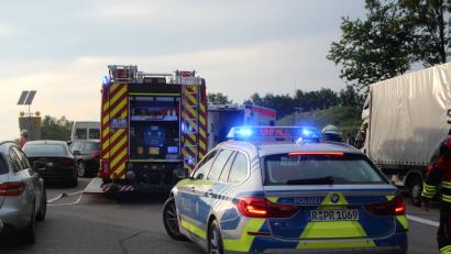Bild: Auer Alexander
Am Donnerstaabend übersah ein Lastwagenfahrer auf der A3 bei Nittendorf das Stauende - und kollidierte mit einem Auto und einem Sattelschlepper.