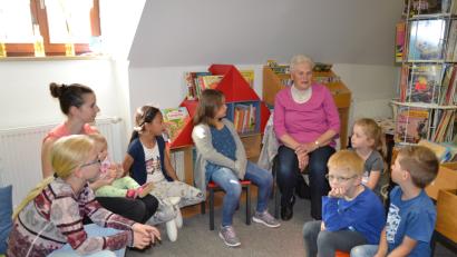 Bild: (gi)
Mit einer Vorlese- bzw. Märchenstunde in der Gemeinde- und Pfarrbücherei durch Märchentante Luzia Guttenberger wurde das Kinderferienprogramm zur Pfingsten eröffnet.