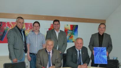 Bild: Beitrag, Externer [EXB] (kontakt@oberpfalznetz.de)
Sie freuen sich über den weiteren Breitbandausbau in einigen Ortsteilen (von links): Christoph Bernik (Telekom), Verwaltungsinformationswirt Christian Plößl (VG Mitterteich), Mitterteichs Bürgermeister Roland Grillmeier, Wilhelm Köckeis (Telekom), Leonbergs Bürgermeister Johann Burger und Walter Huber (Breitbandberatung Bayern).