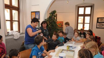 Bild: bey
Kirchenmalerin Monika Müllner (links) erklärt den Kinder den Umgang mit Pinsel und Farbe.