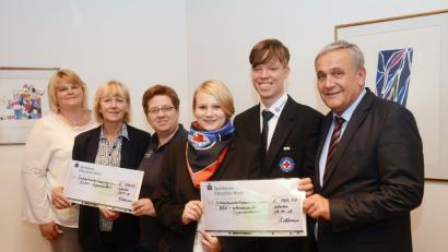 Bild: Schönberger
Schirmherrin Maria Seggewiß (Zweite von links) und Organisatorin Gertrud Wittmann (links) spenden den Erlös ihrer Benefizveranstaltung "Charity-Gig" an die DLRG und die Wasserwacht des BRK.