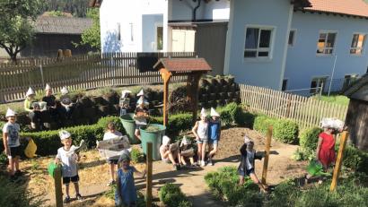 Bild: hfz
Im Schulgarten haben alle großen Spaß.