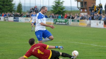Bild: Gebert, Rudolf [GB] (rudolf.gebert@oberpfalzmedien.de)
Andreas Striegl (SV Störnstein, weißes Trikot) war eigentlich schon am Kastler Keeper Christoph Federsel vorbei, doch er wurde zu weit abgedrängt und brachte den Ball nicht mehr Richtung Tor.