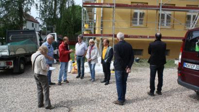 Bild: Piegsa, Bernhard [BJP] (DR.PIEGSA@YAHOO.FR)
Über den Fortgang der Arbeiten am Haus der Vereine informierte Architekt Günther Lenk (Dritter von links) den Bauausschuss. Zum Monatswechsel sollen die Arbeiten an der Fassade abgeschlossen sein. Bild: bjp