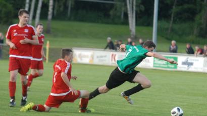 Bild: Gebert, Rudolf [GB] (rudolf.gebert@oberpfalzmedien.de)
Der TSV Neualbenreuth gewann am Freitag das erste Relegationsspiel zur Kreisliga gegen den TSV Waldershof mit 1:0. Hier setzt sich Xaver Frank (rechts) gegen den Waldershofer Fabian Schöffel durch.