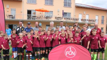 Bild: Rosner, Konrad (KONRAD.ROSNER@T-ONLINE.DE)
Michael Köllner inmitten der Kids und der Betreuer beim Fußballcamp des FC Tirschenreuth.