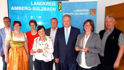 Bild: amb
Zur Auszeichnung gratulierten Landrat Richard Reisinger (Mitte) und (von links) Tourismusreferent Hubert Zaremba den K&ouml;nigsteinern Christine Pesold (Gasthof zur Post) und Heidi Ziegler (Tourismusinfo), Kr&auml;uterexpertin Markusine Guthjahr und B&uuml;rgermeister Hans Koch (K&ouml;nigstein) sowie Isabel Lautenschlager (Naturpark Hirschwald) und B&uuml;rgermeister Markus Dollacker (Ensdorf).