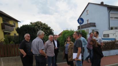 Bild: adj
Diplomingenieur Markus Schieder (vorne, rechts) erläutert dem Bauausschuss die Notwendigkeit der Sanierung der Abwasserleitungen zwischen Schiller- und Ringstraße.