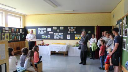 Bild: exb
Bürgermeister Schauer  (links) konnte am Mittwoch 40 Kinder und Erwachsene zur Eröffnung der Ausstellung begrüßen.