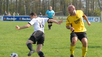 Bild: Gebert, Rudolf [GB] (rudolf.gebert@oberpfalzmedien.de)
Im ersten Relegationsspiel trifft der Bezirksliga-12. FC Tirschenreuth am Sonntag um 16 Uhr auf dem Gelände des SV Mitterteich auf den Kreisliga-2. VfB Arzberg. Bei den Kreisstädtern fehlt Routinier Florian Trißl (rechts) wegen einer Verletzung am Außenband.