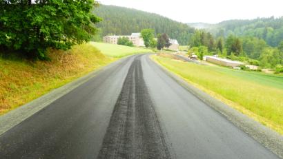 Bild: [EXB] 
Die Straße nach Johannisthal ist nun neu asphaltiert.